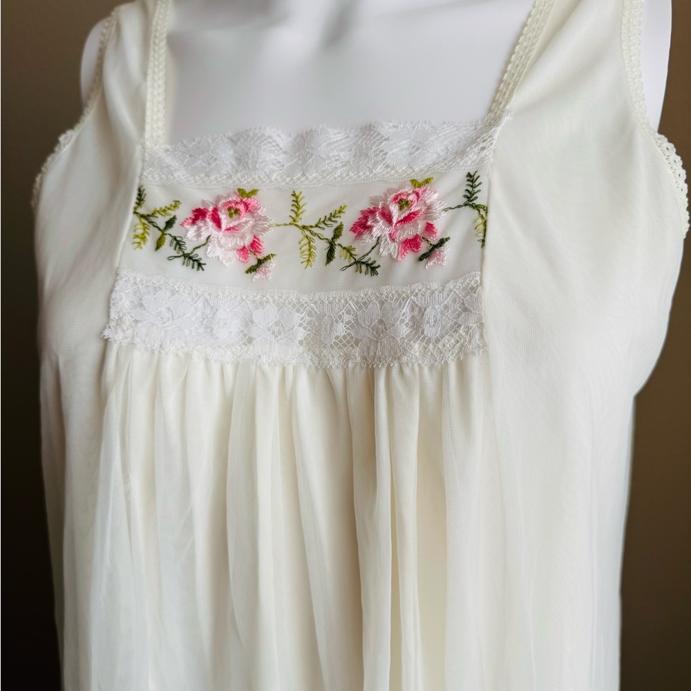 Lovely Cream Floral Embroidered Robe - Picture 2 of 8